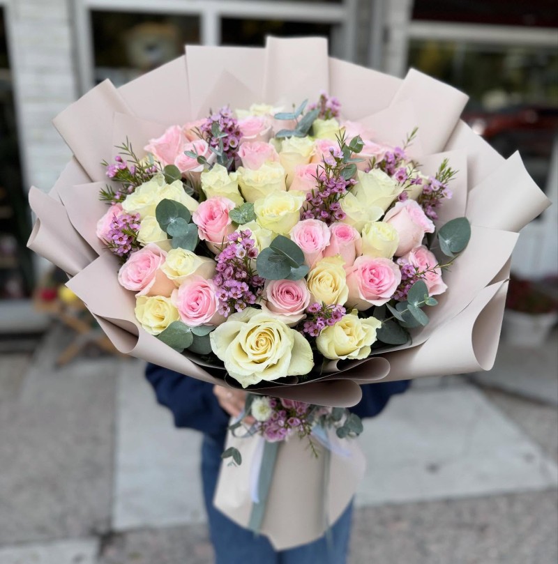 Pembe ve Beyaz Güller Buketi