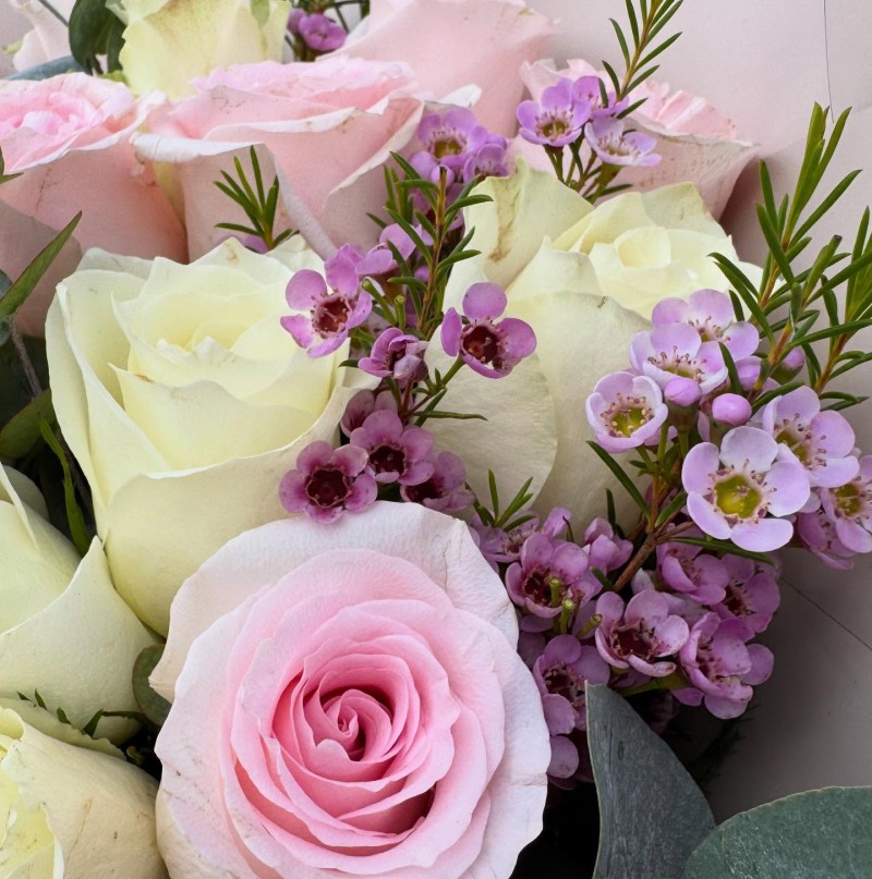 Pembe ve Beyaz Güller Buketi