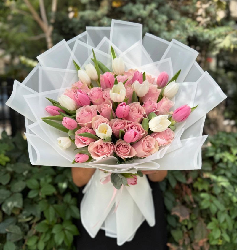 Gül ve lalele buketi