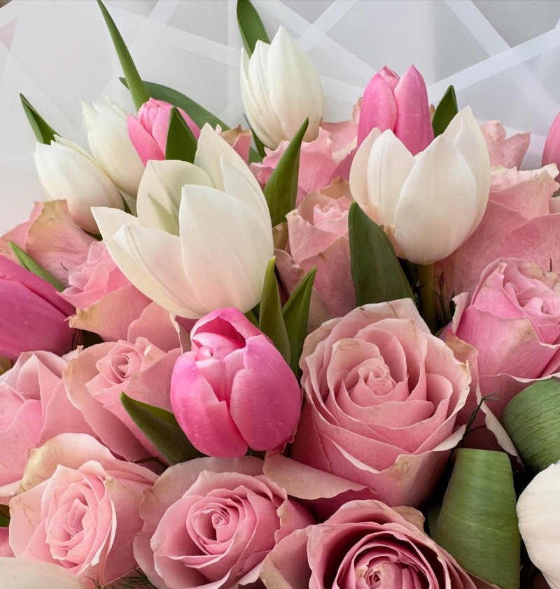 Gül ve lalele buketi