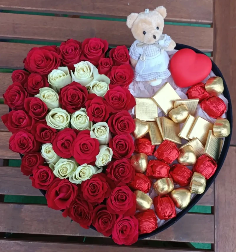 Harfli Kırmızı & Beyaz Gül Kutusu